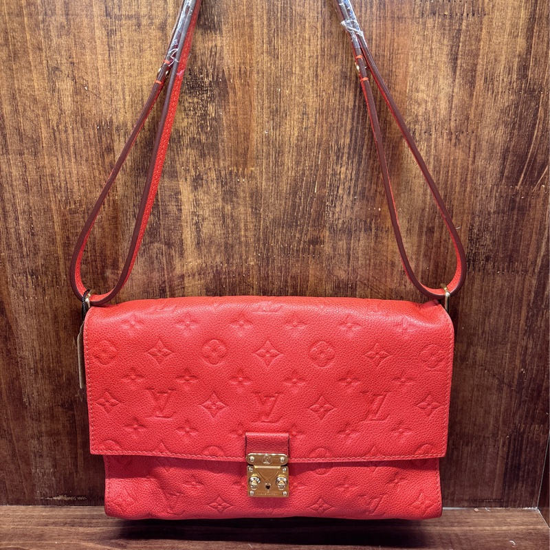 Louis Vuitton 紅色壓紋斜背包-0