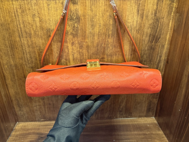 Louis Vuitton 紅色壓紋斜背包-2