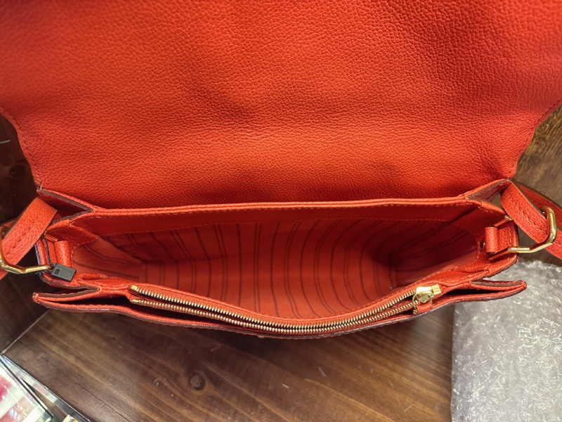 Louis Vuitton 紅色壓紋斜背包-6