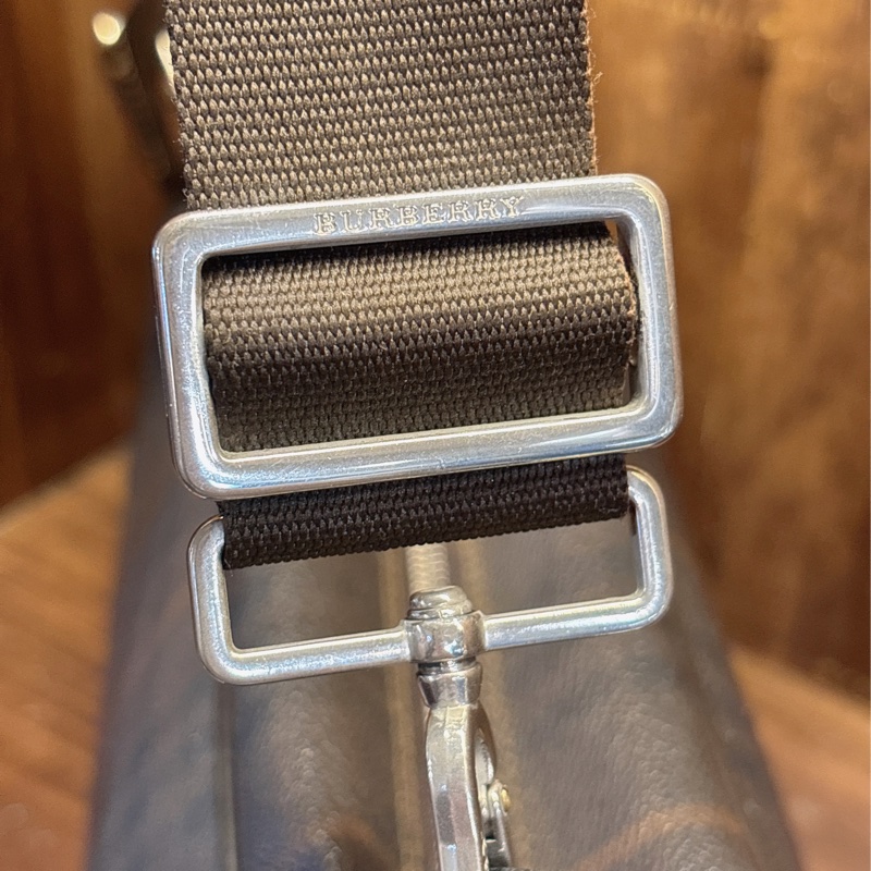 Burberry 格紋斜背包-4