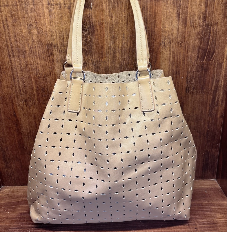 Miu Miu 米色鏤空手提包-0