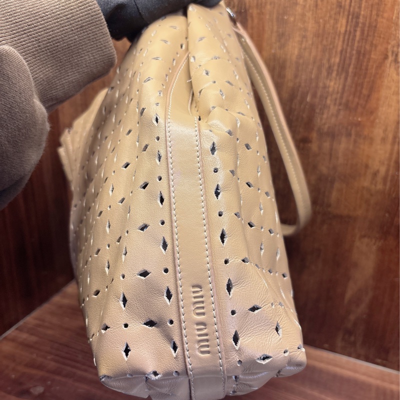 Miu Miu 米色鏤空手提包-4