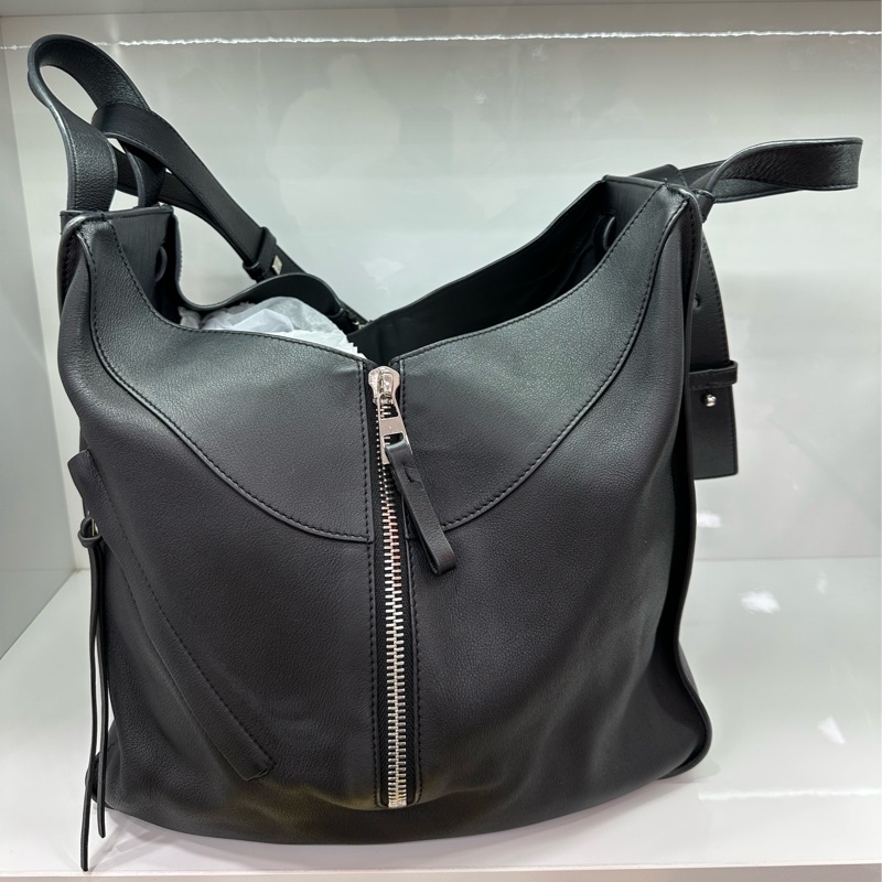 LOEWE 羅意威黑色全皮吊床斜背包-1