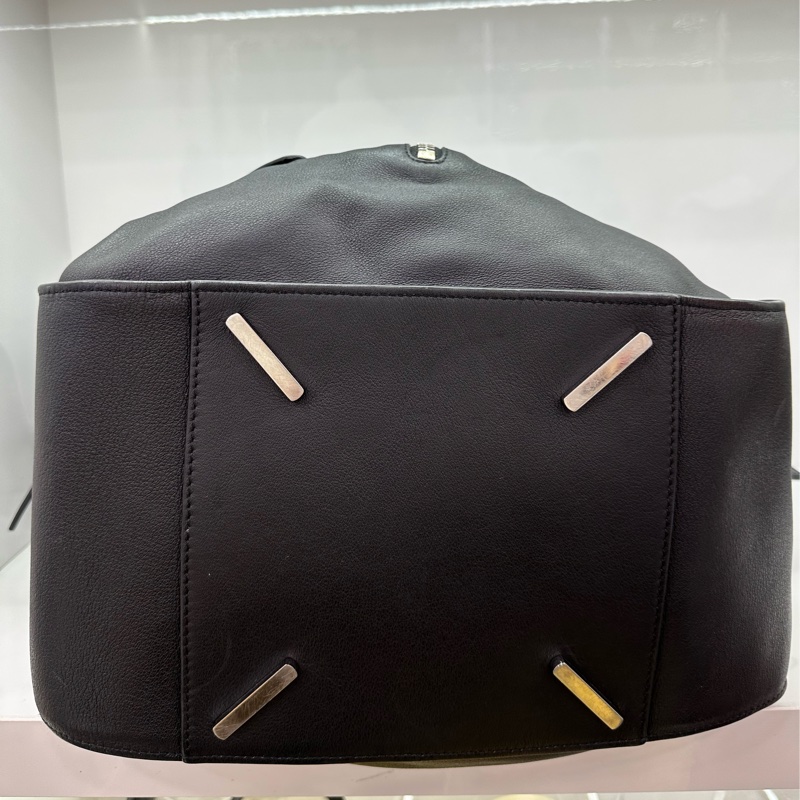 LOEWE 羅意威黑色全皮吊床斜背包-5