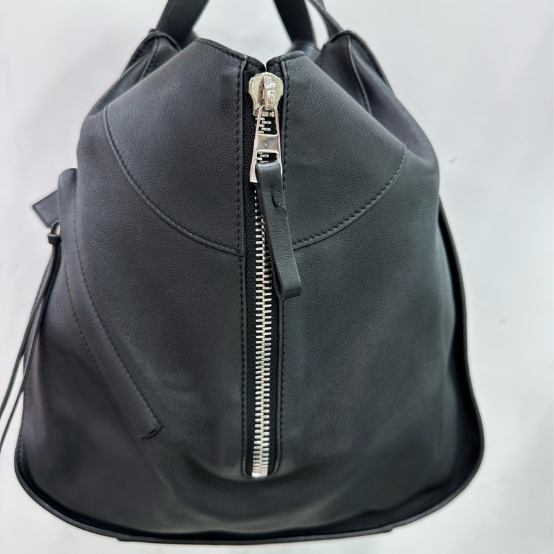 LOEWE 羅意威黑色全皮吊床斜背包-6