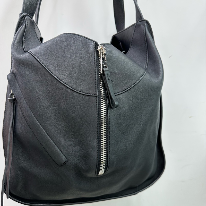 LOEWE 羅意威黑色全皮吊床斜背包-7