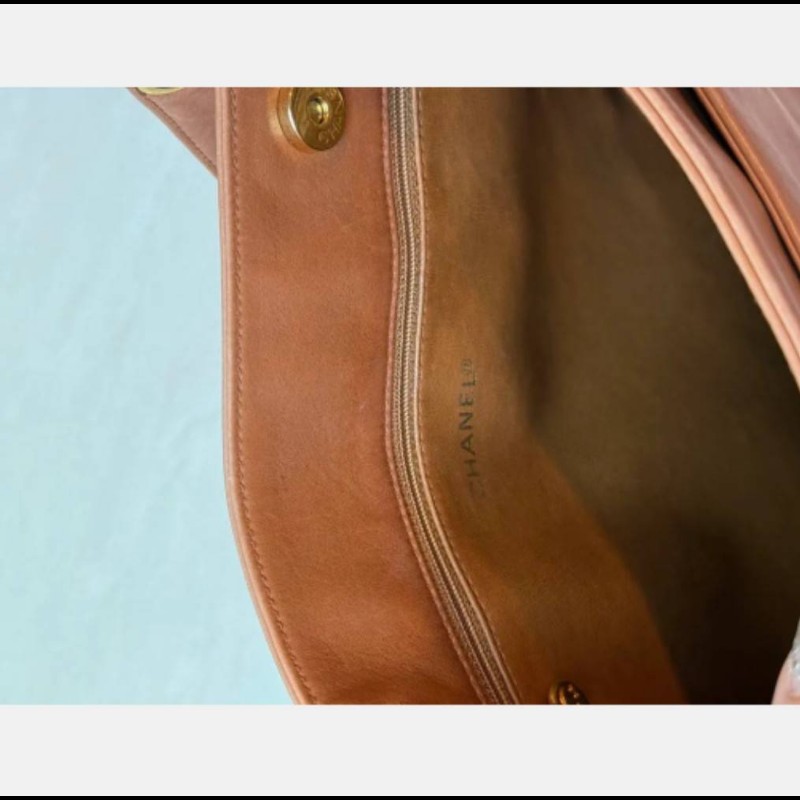 Chanel 8logo 肩背包正反前後側面皆有logo男女皆可-3