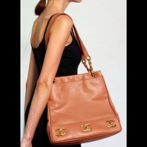 Chanel 8logo 肩背包正反前後側面皆有logo男女皆可