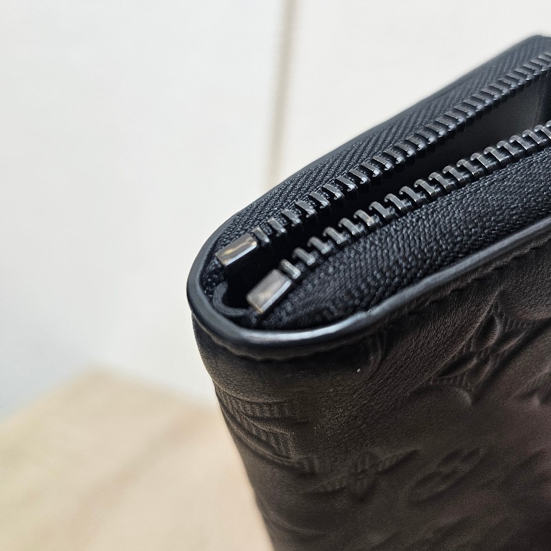 [新年福利甜價🧧] LV黑牛皮壓紋黑釦Zippy拉鏈長夾-15