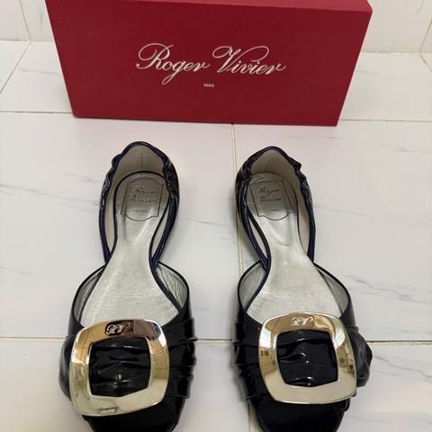 Roger Vivier深藍漆皮銀方扣魚口平底鞋，尺寸38.5