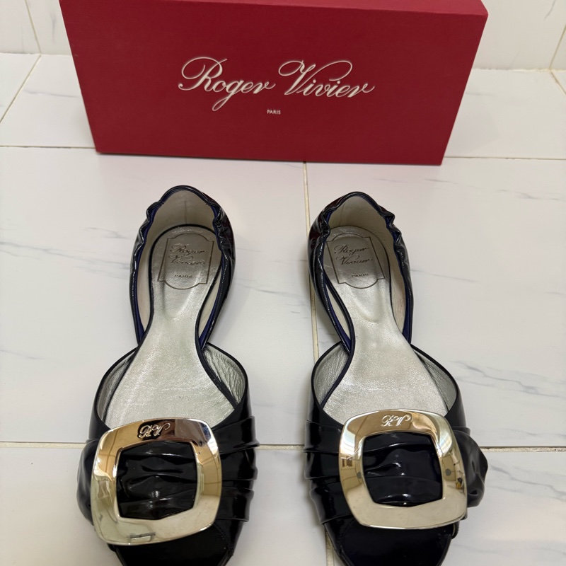 Roger Vivier深藍漆皮銀方扣魚口平底鞋,尺寸38.5-0