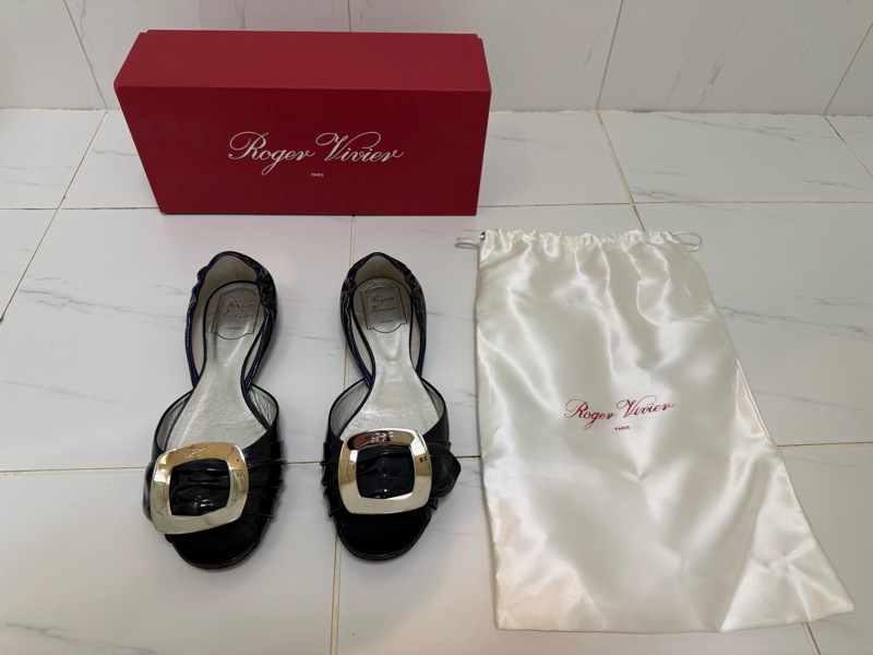 Roger Vivier深藍漆皮銀方扣魚口平底鞋,尺寸38.5-1