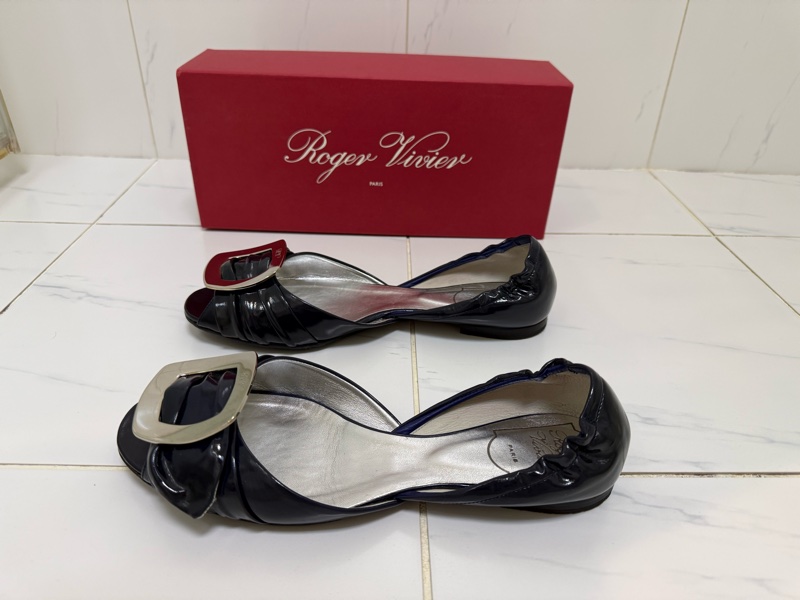 Roger Vivier深藍漆皮銀方扣魚口平底鞋,尺寸38.5-2