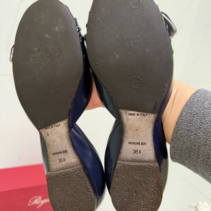 Roger Vivier深藍漆皮銀方扣魚口平底鞋,尺寸38.5-4