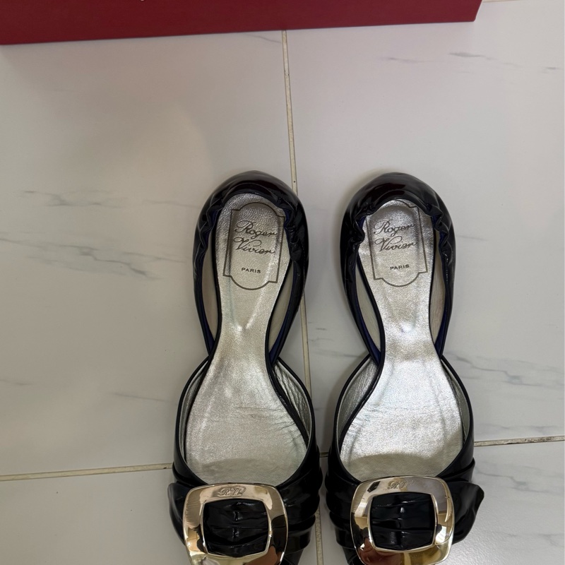 Roger Vivier深藍漆皮銀方扣魚口平底鞋,尺寸38.5-5