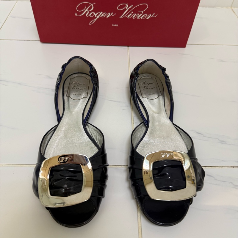 Roger Vivier深藍漆皮銀方扣魚口平底鞋,尺寸38.5-0