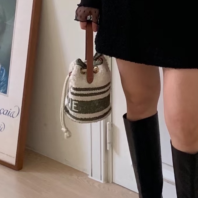 萌感爆棚😍Celine賽琳毛絨抹茶綠條紋水桶包手提包-1