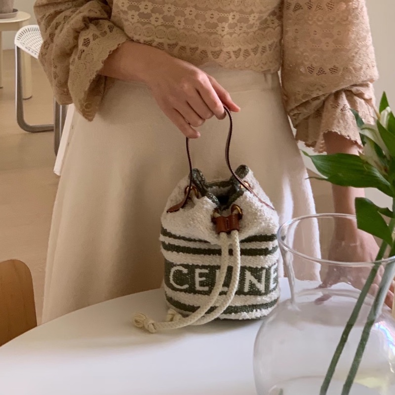 萌感爆棚😍Celine賽琳毛絨抹茶綠條紋水桶包手提包-2