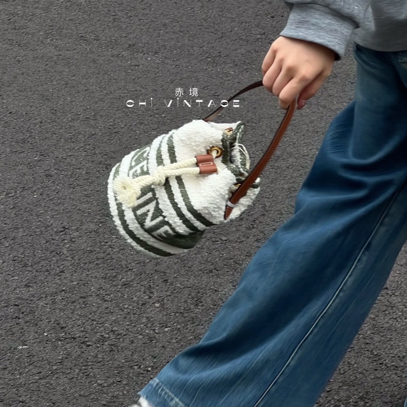 萌感爆棚😍Celine賽琳毛絨抹茶綠條紋水桶包手提包-5