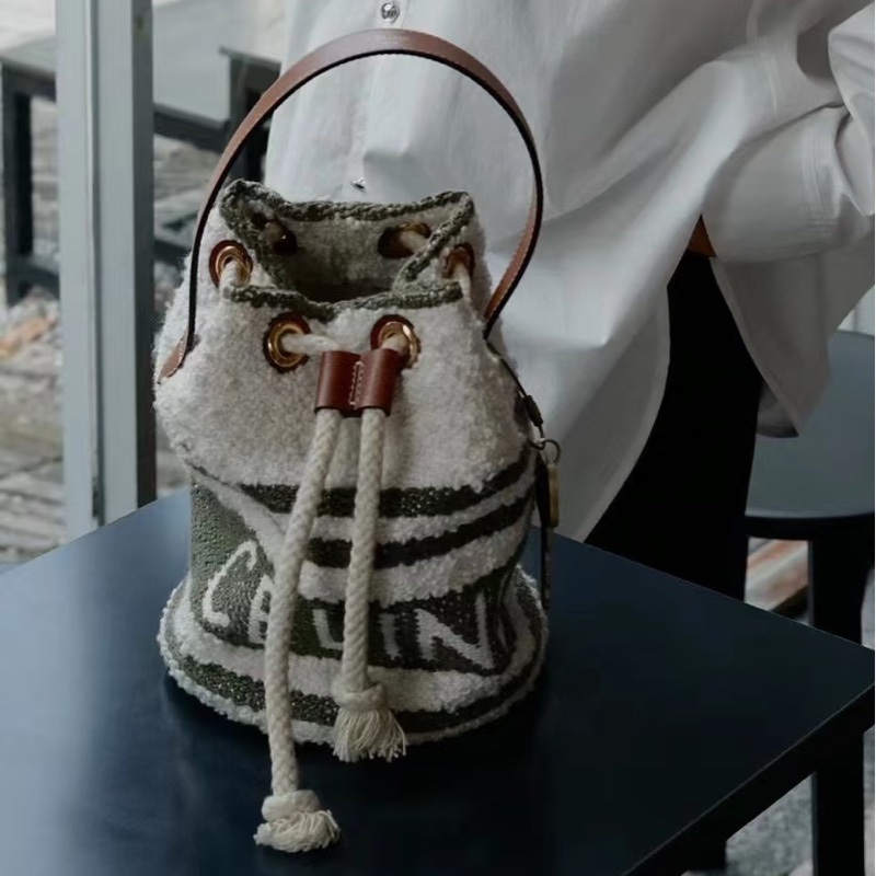萌感爆棚😍Celine賽琳毛絨抹茶綠條紋水桶包手提包-6