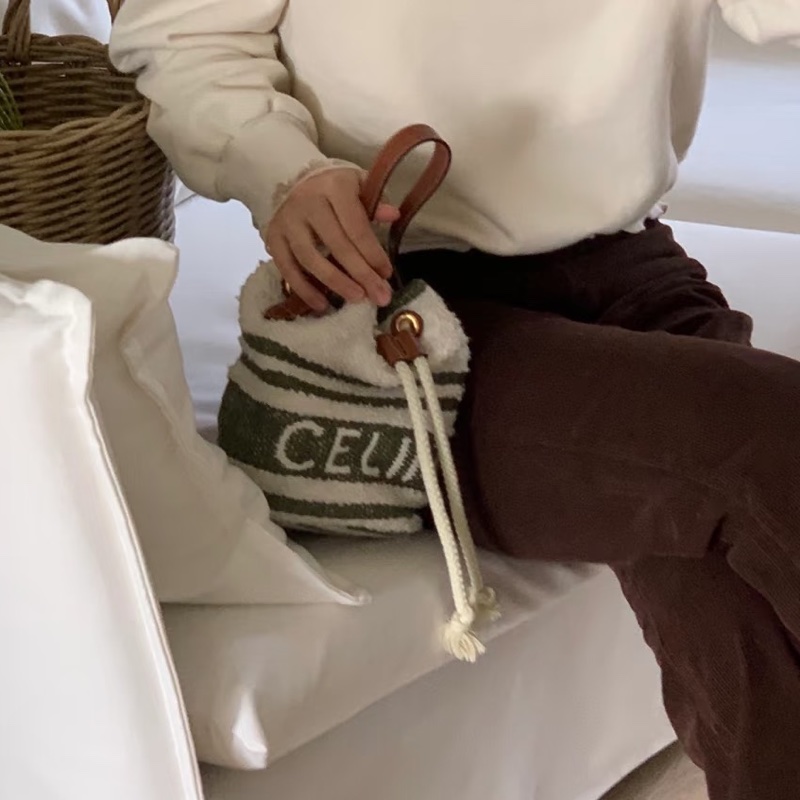 萌感爆棚😍Celine賽琳毛絨抹茶綠條紋水桶包手提包-7
