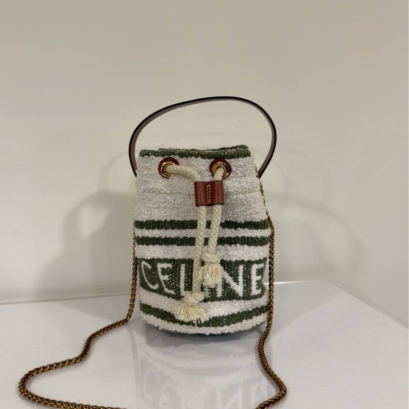 萌感爆棚😍Celine賽琳毛絨抹茶綠條紋水桶包手提包-8