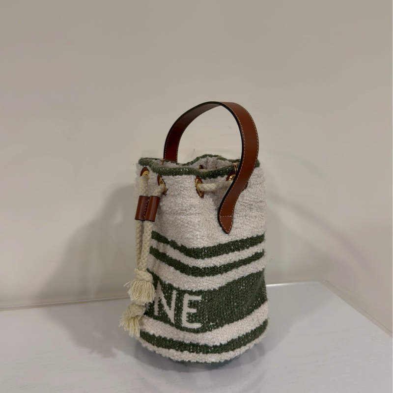 萌感爆棚😍Celine賽琳毛絨抹茶綠條紋水桶包手提包-9
