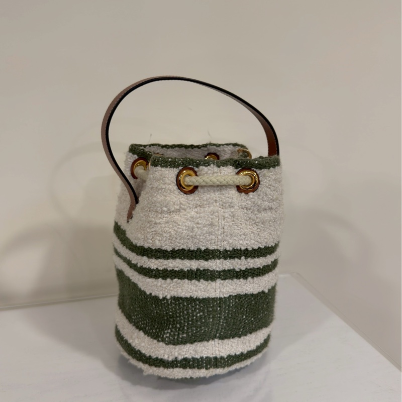 萌感爆棚😍Celine賽琳毛絨抹茶綠條紋水桶包手提包-10