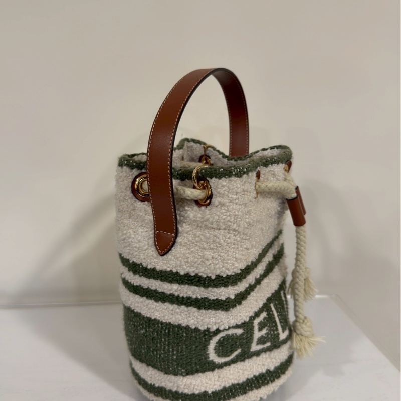 萌感爆棚😍Celine賽琳毛絨抹茶綠條紋水桶包手提包-11