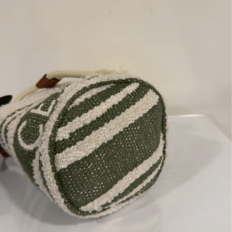 萌感爆棚😍Celine賽琳毛絨抹茶綠條紋水桶包手提包-12