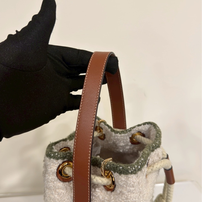 萌感爆棚😍Celine賽琳毛絨抹茶綠條紋水桶包手提包-13