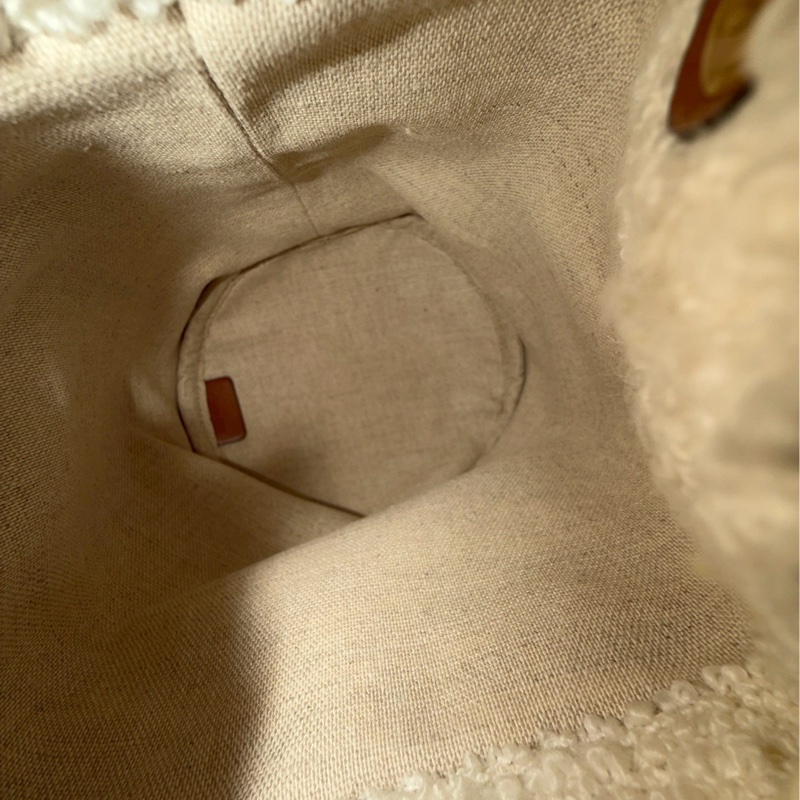 萌感爆棚😍Celine賽琳毛絨抹茶綠條紋水桶包手提包-14