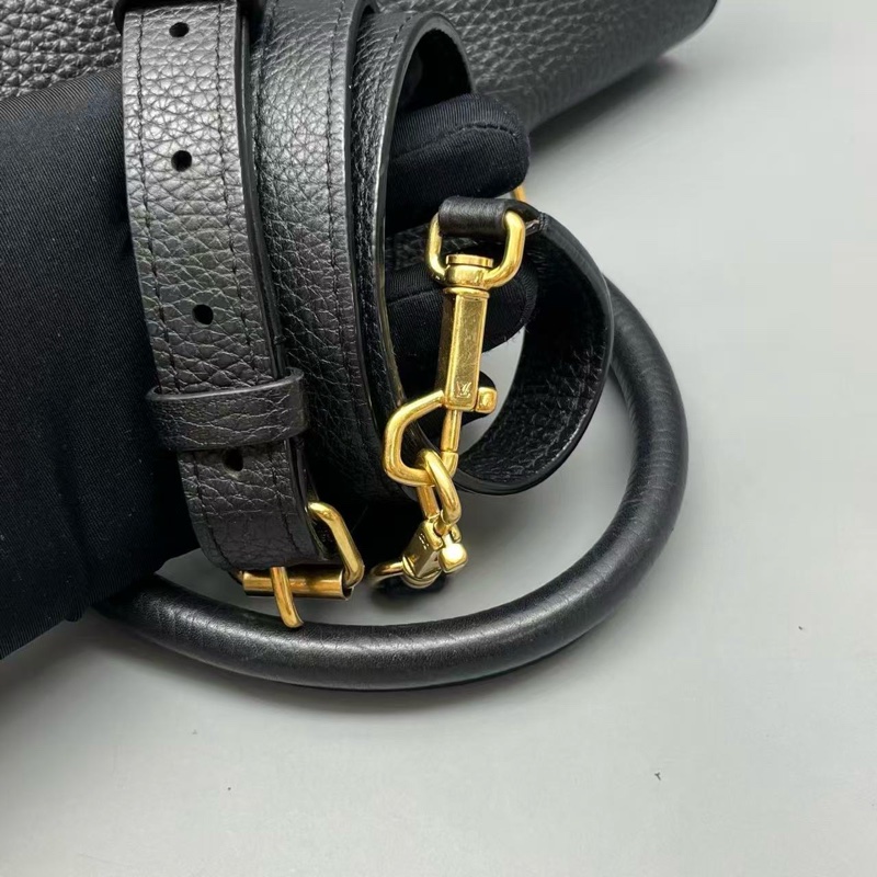 97新Louis Vuitton 路易威登 黑色荔枝紋Volta通勤包 尺寸27*17-3