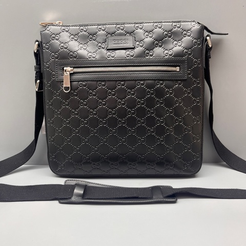 98新GUCCI 黑色壓花休閒郵差包 尺寸28*27