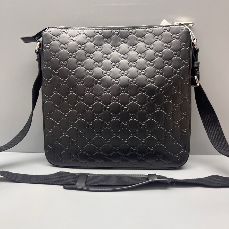 98新GUCCI 黑色壓花休閒郵差包 尺寸28*27-1