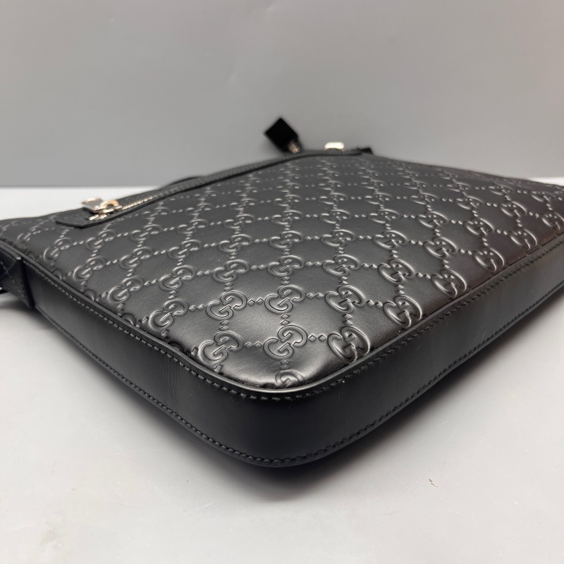 98新GUCCI 黑色壓花休閒郵差包 尺寸28*27-4