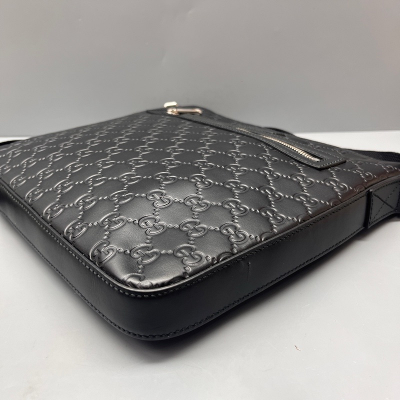98新GUCCI 黑色壓花休閒郵差包 尺寸28*27-5