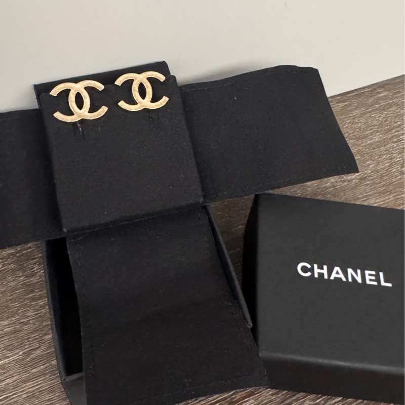 Chanel 香奈兒缺貨款logo淡金釦耳夾 耳環-1