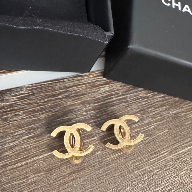 Chanel 香奈兒缺貨款logo淡金釦耳夾 耳環-2
