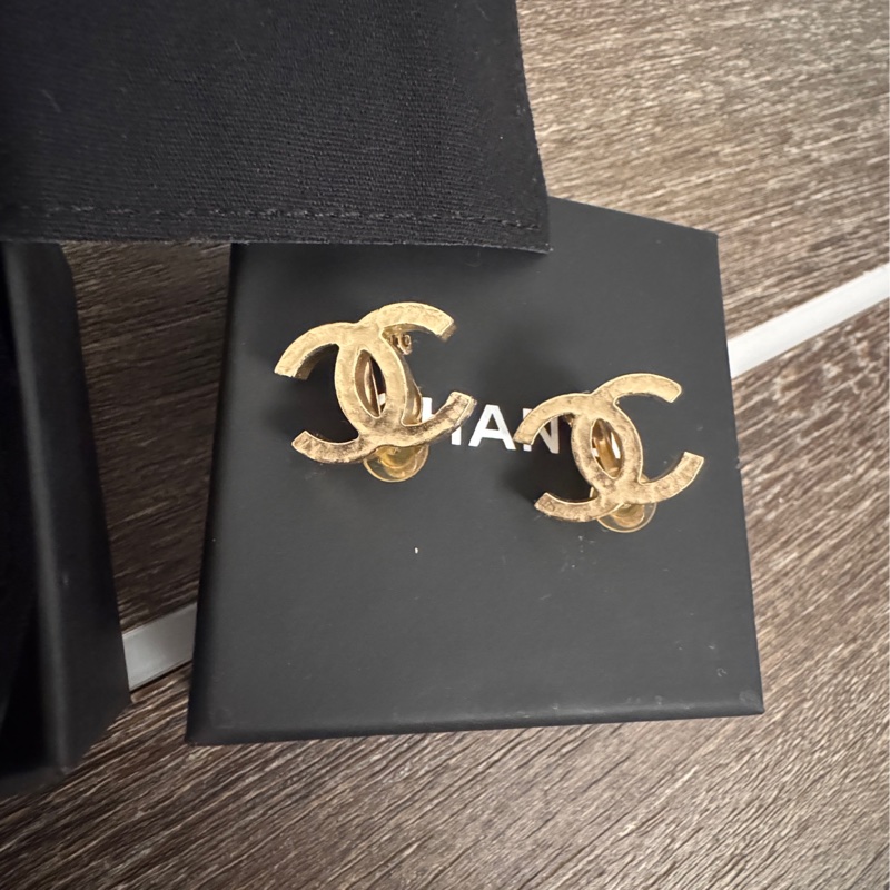 Chanel 香奈兒缺貨款logo淡金釦耳夾 耳環-3
