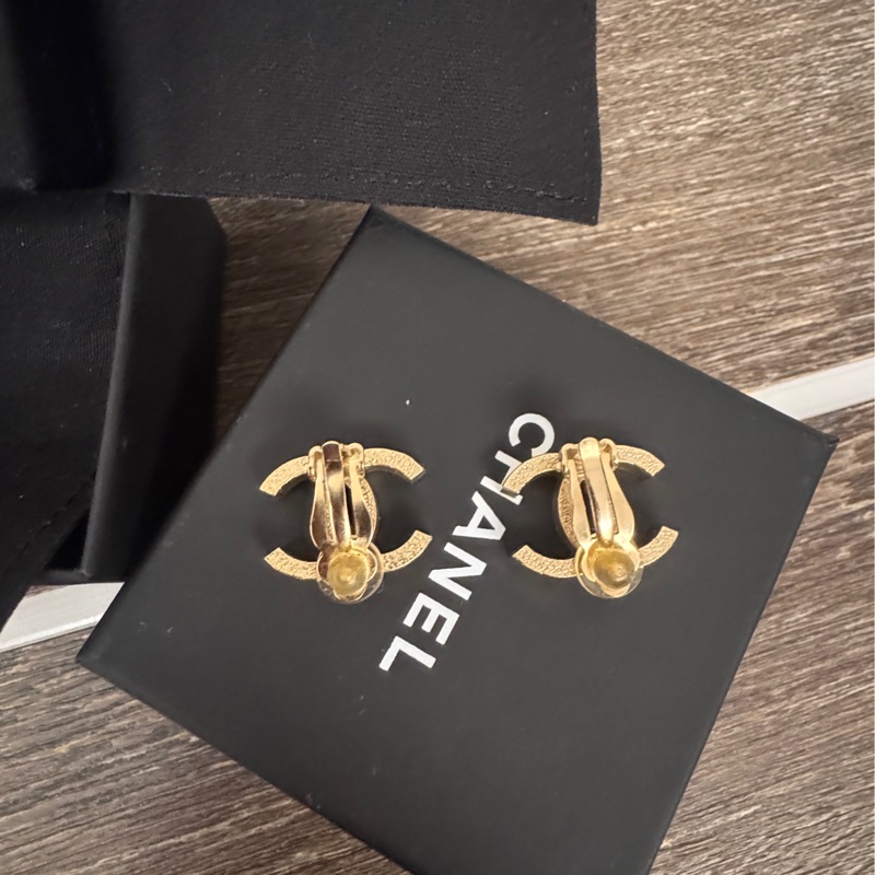 Chanel 香奈兒缺貨款logo淡金釦耳夾 耳環-6