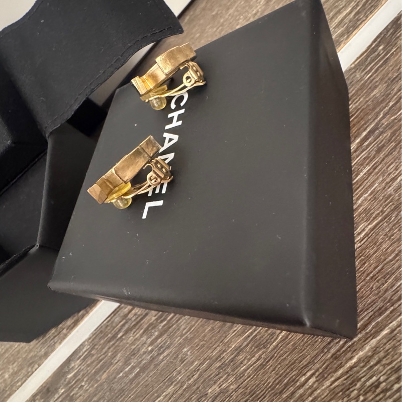 Chanel 香奈兒缺貨款logo淡金釦耳夾 耳環-7