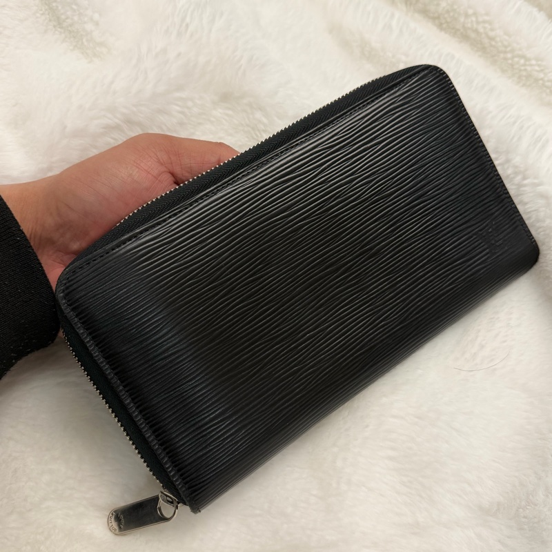 Lv水波紋皮革拉鍊護照長夾 (M6385N)-0