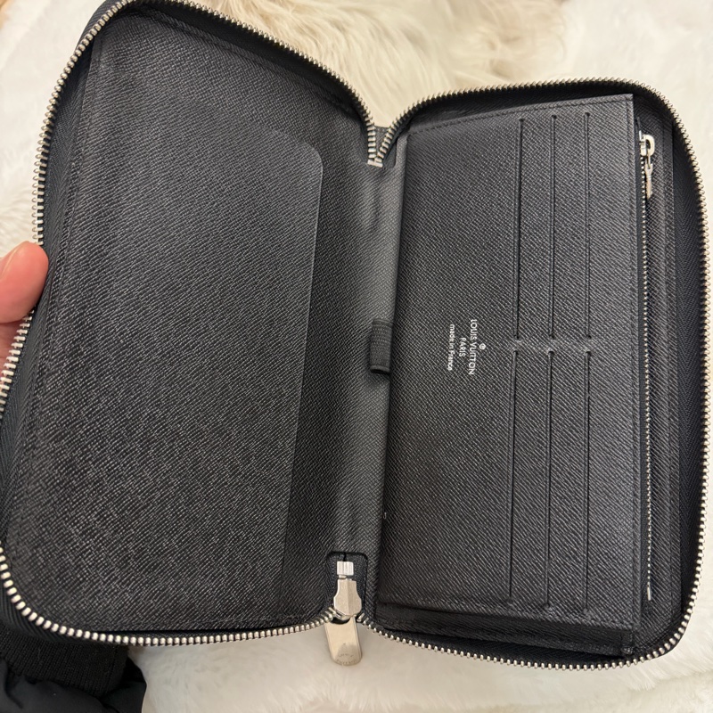 Lv水波紋皮革拉鍊護照長夾 (M6385N)-2