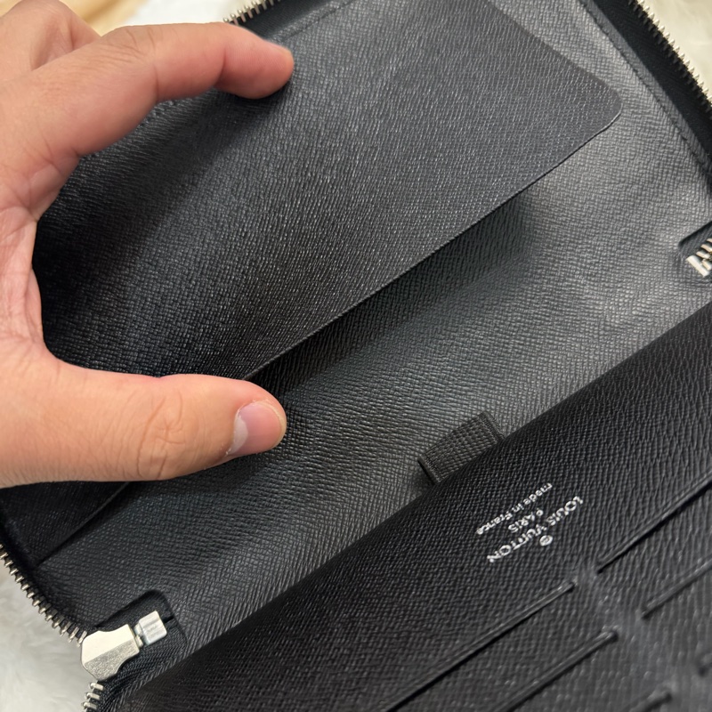 Lv水波紋皮革拉鍊護照長夾 (M6385N)-8