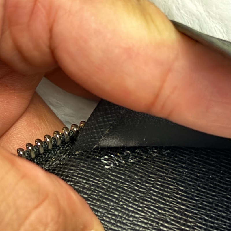 Lv水波紋皮革拉鍊護照長夾 (M6385N)-9