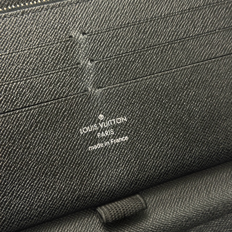 Lv水波紋皮革拉鍊護照長夾 (M6385N)-10