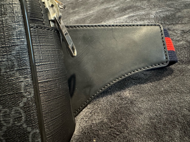 GUCCI黑色牛皮灰PVC銀錢拉鍊口袋胸包9成5【474293】-0