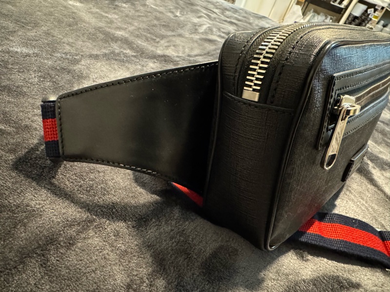 GUCCI黑色牛皮灰PVC銀錢拉鍊口袋胸包9成5【474293】-1