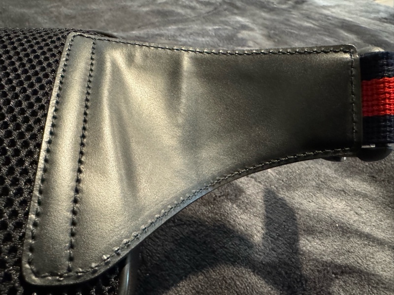 GUCCI黑色牛皮灰PVC銀錢拉鍊口袋胸包9成5【474293】-2